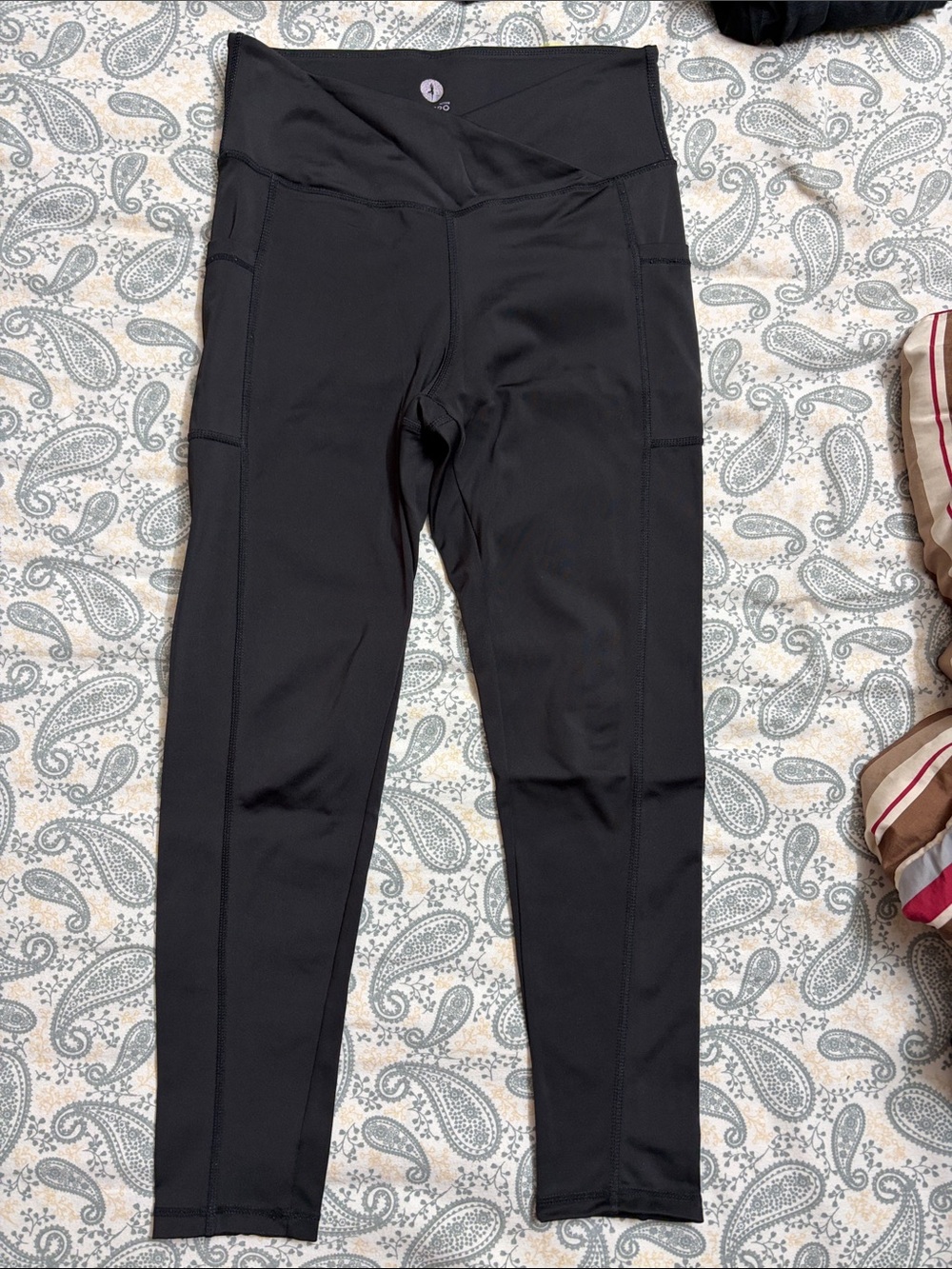 Black High-Waist Athletic Leggings with Side Pockets